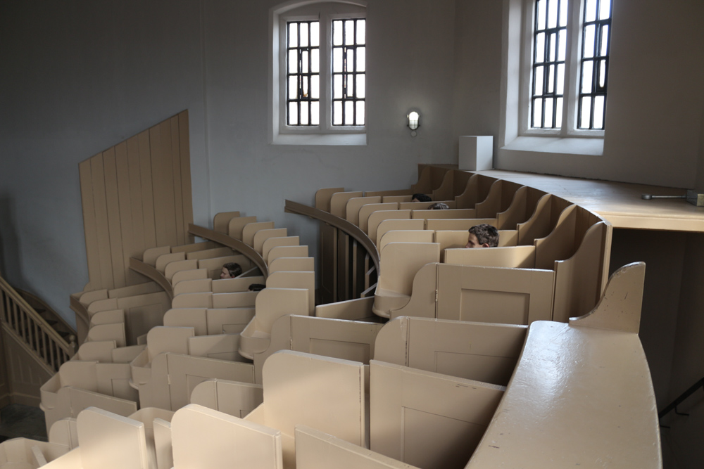 All prisoners of Lincoln Castle were kept in strict isolation. The Victorians believed in an isolating regime that kept prisoners apart from the corrupting influence of their fellow prisoners. This also included the daily church service. Each prisoner was put in one of these wooden boxes. From inside the box they can only see the preacher in front of them.