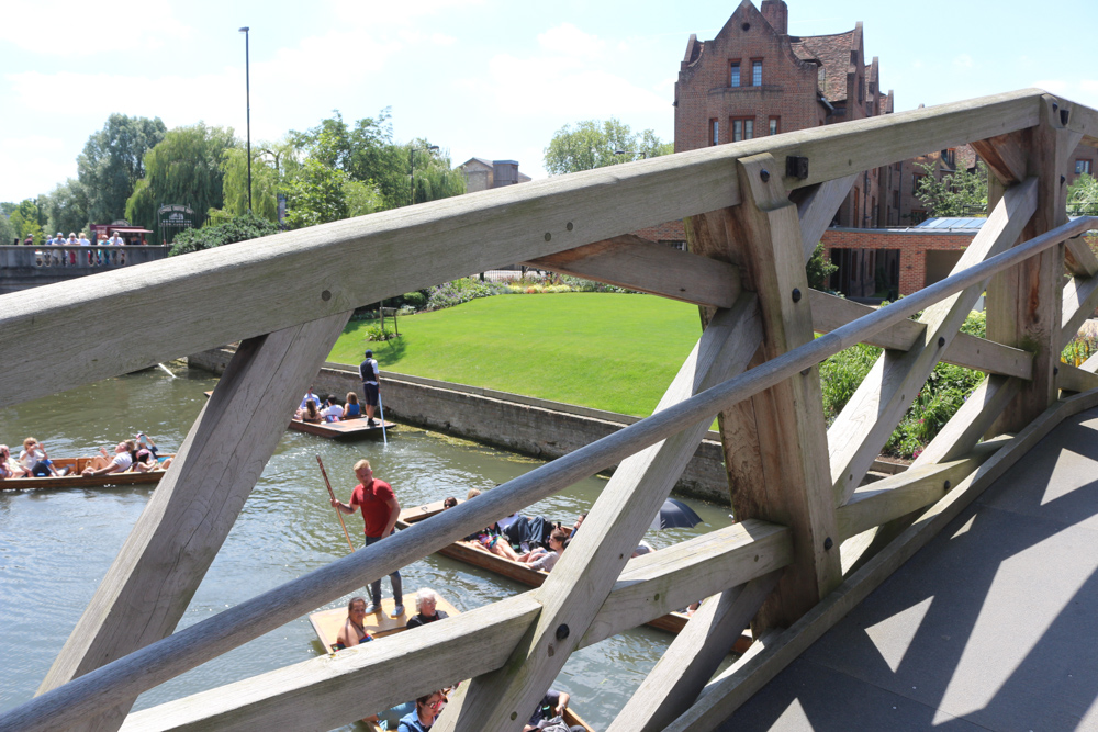 Die Mathematikerbrücke zwischen beiden Seiten des Queen's College