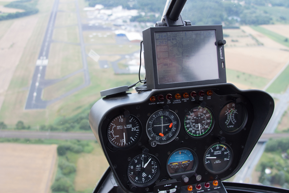 Navigationssystem eines R44 Raven Hubschraubers beim Landeanflug auf Frankfurt Egelsbach Airport.