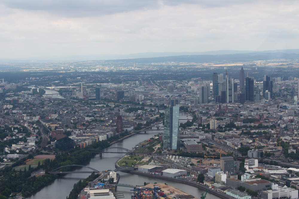 Blick aus einem Hubschrauber über Frankfurt am Main: Frankfurter Hafen vor dem Hintergrund der Skyline.