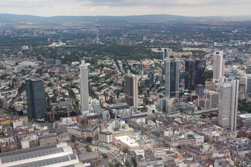 Blick aus einem Hubschrauber über Frankfurt am Main: Wolkenkratzer entlang der Mainzer Landstraße. Im Hintergrund der Fernsehturm und das graue langgestreckte Gebäude der Bundesbank.