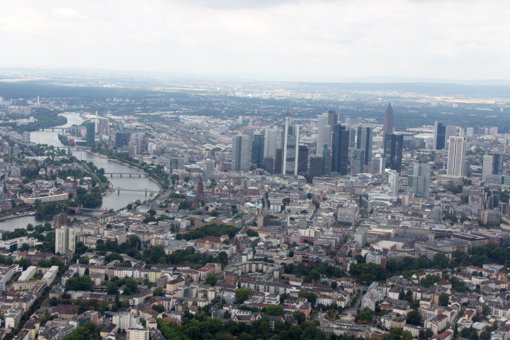 Blick aus einem Hubschrauber über Frankfurt am Main: Frankfurter Stadtteil Ostend vor dem Hintergrund der Skyline der Innenstadt.