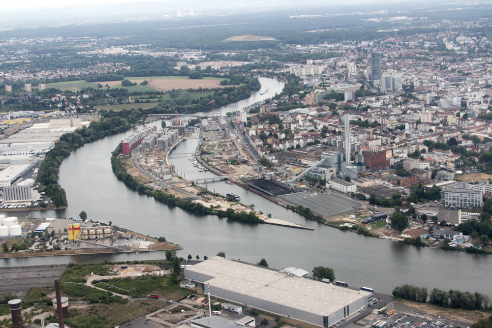 View from a helicopter over Frankfurt: New construction on the former Offenbach harbor island.