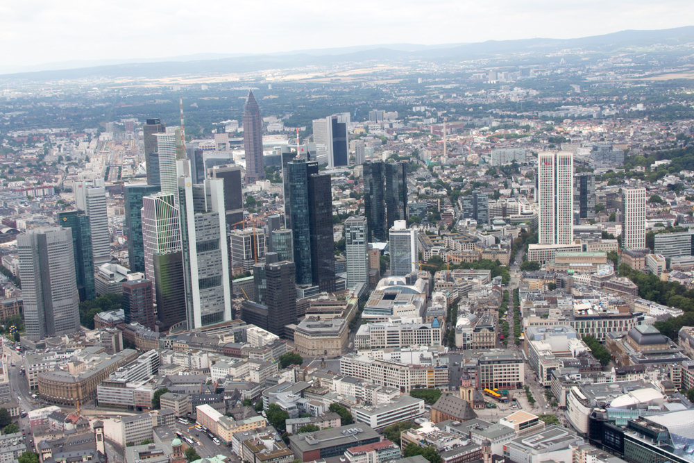 Blick aus einem Hubschrauber über Frankfurt am Main: Skyline mit den Hochhäusern der Innenstadt.