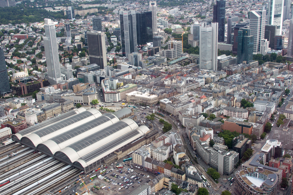 Blick aus einem Hubschrauber über Frankfurt am Main: Hauptbahnhof Frankfurt und die Gegend rund um die Kaiserstraße im Bahnhofsviertel.