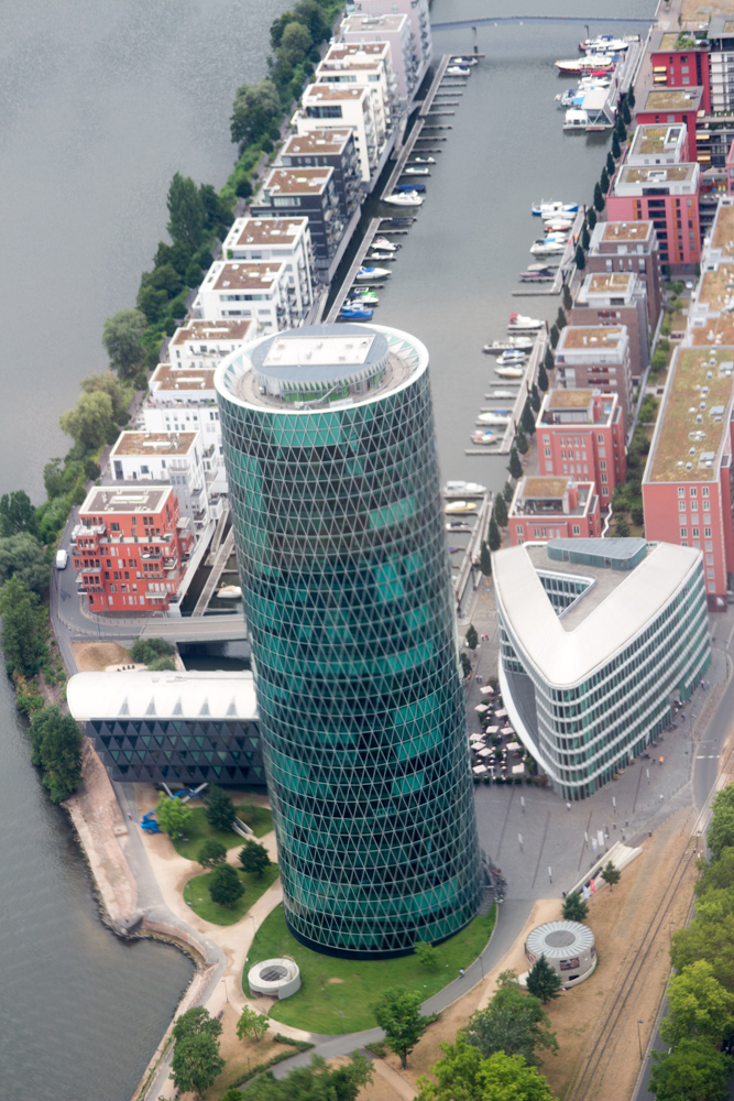 Blick aus einem Hubschrauber über Frankfurt am Main: Westhafentower und Westhafen Frankfurt.
