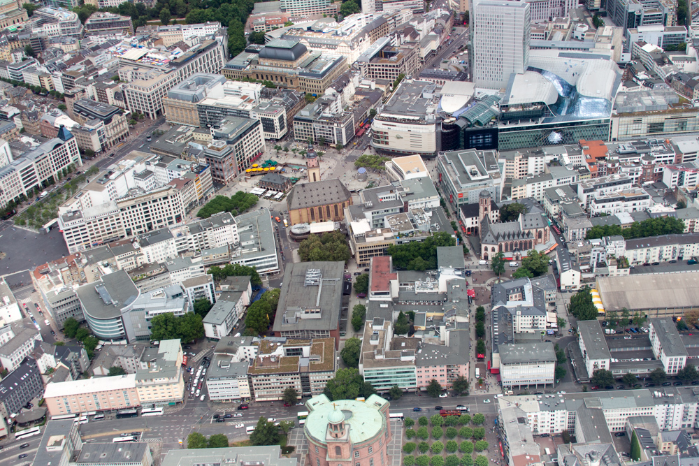 Blick aus einem Hubschrauber über Frankfurt am Main: Innenstadt von Frankfurt mit der Hauptwache in der Mitte.