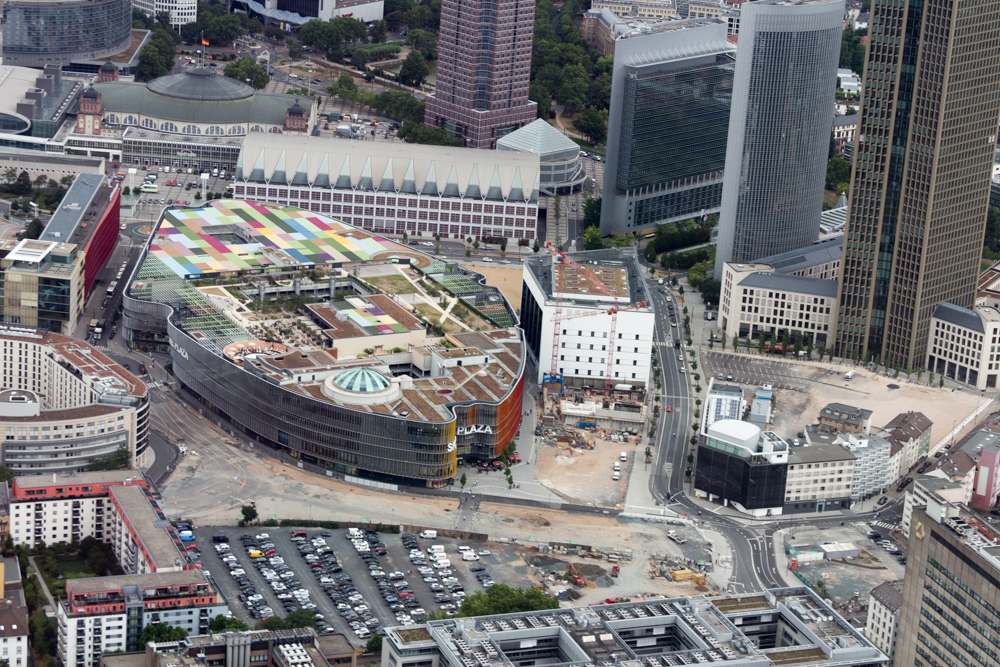 Blick aus einem Hubschrauber über Frankfurt am Main: Wolkenkratzer rund um das Skyline Plaza Shopping Center.