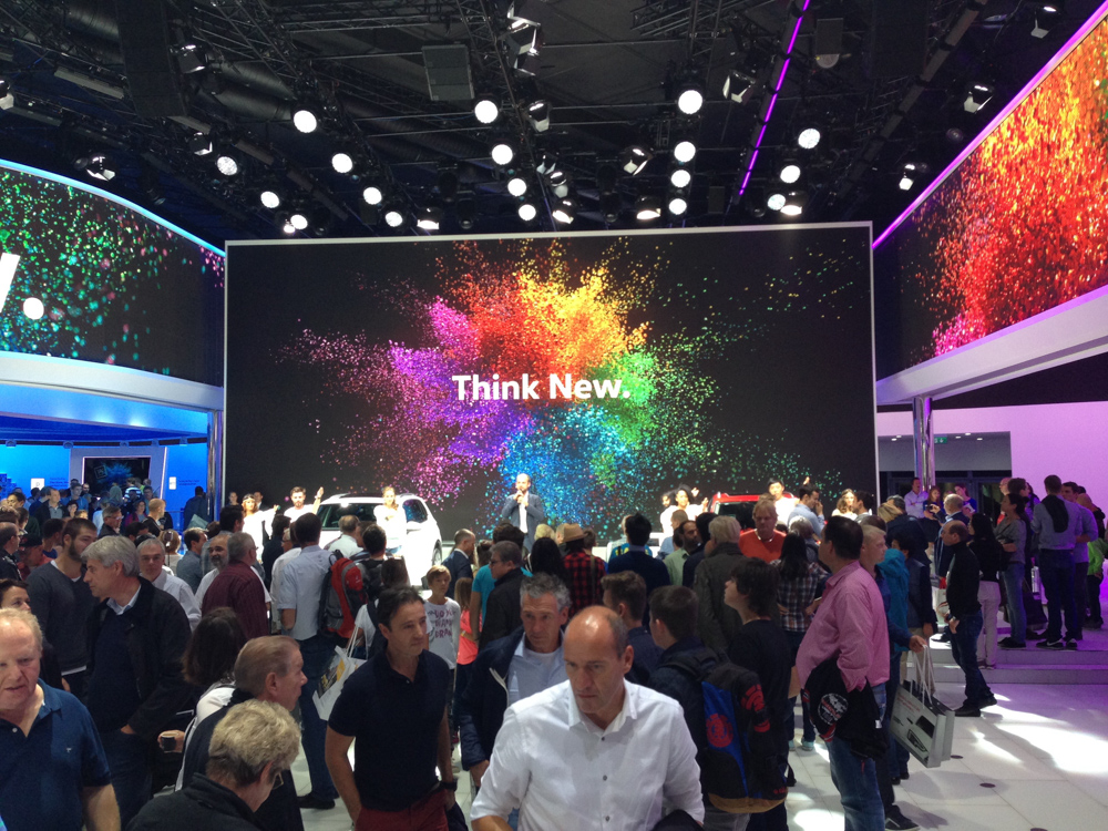 Volkswagen mit ihrem riesigen Ausstellungsstand unter dem Motto "Think new."