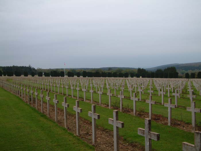 Endlose Reihe von Kreuzen auf dem Nationalfriedhof von Douaumont