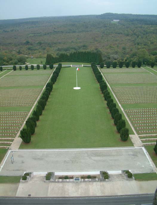 Blick vom Turm des Beinhaus von Douaumont über den Nationalfriedhof. Hier ruhen die sterblichen Überreste von 15.000 französischen Soldaten aus aller Herren Länder.