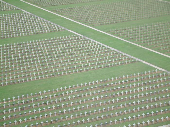 Endlose Reihe von Kreuzen auf dem& Nationalfriedhof von Douaumont