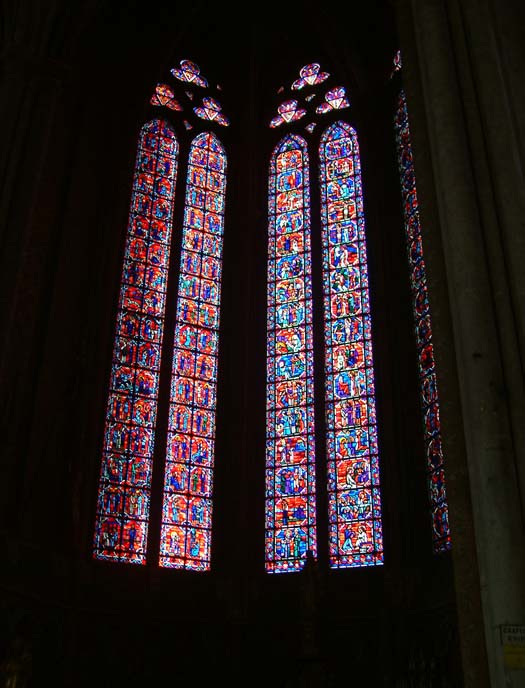 Farbenfrohes Fenster in der Kathedrale von Amiens