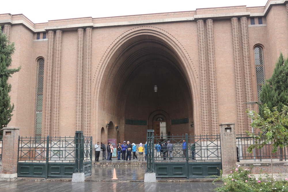 Eingang des Iranischen Nationalmuseums (Mūze-ye Mellī-ye Irān)
