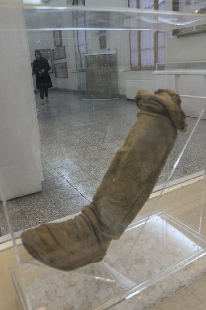 Dies einer der Füße des so genannten "Salzmanns" im Iranischen Nationalmuseum. Der Körper sowie die Bekleidung soll rund 1.700 Jahre alt sein.