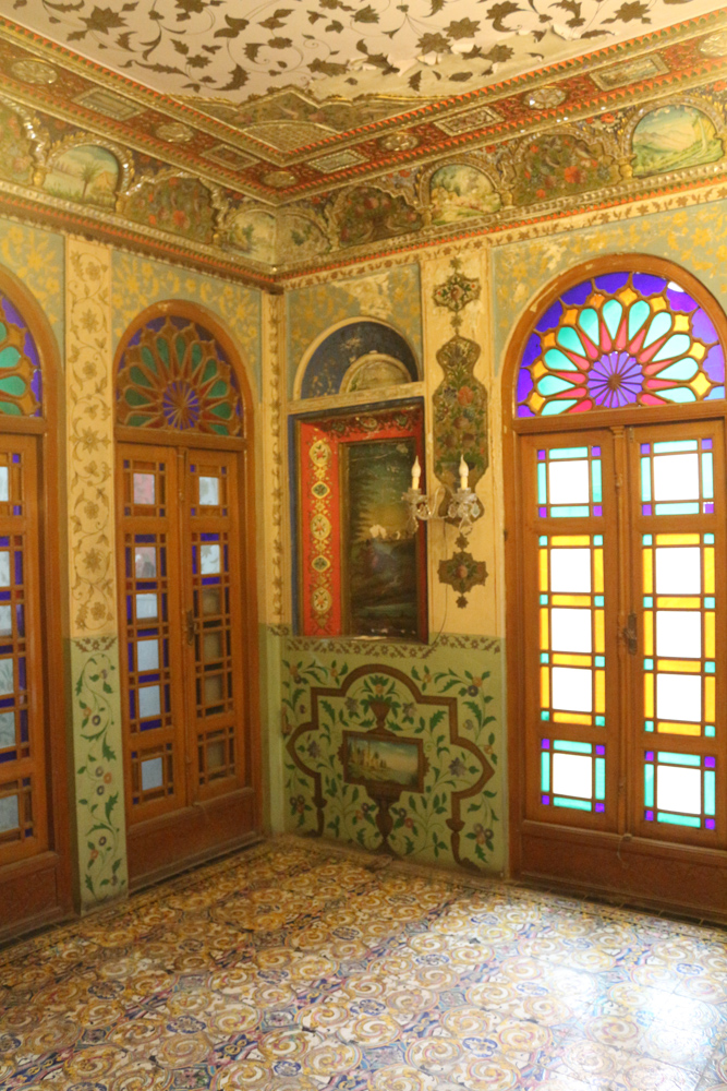 Im Inneren des Hauses der Windfänger im Golestanpalast: Bemalte Wände in einem der Nebenräume.