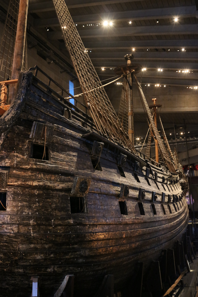 Die Vasa (oder Wasa) ist eine schwedische Galeone, die zu den größten und am stärksten bewaffneten Kriegsschiffen ihrer Zeit zählte und am 10. August 1628 auf ihrer Jungfernfahrt nach nur ca. 1300 Metern Fahrt ohne Fremdeinwirkung aufgrund des Seegangs sank.