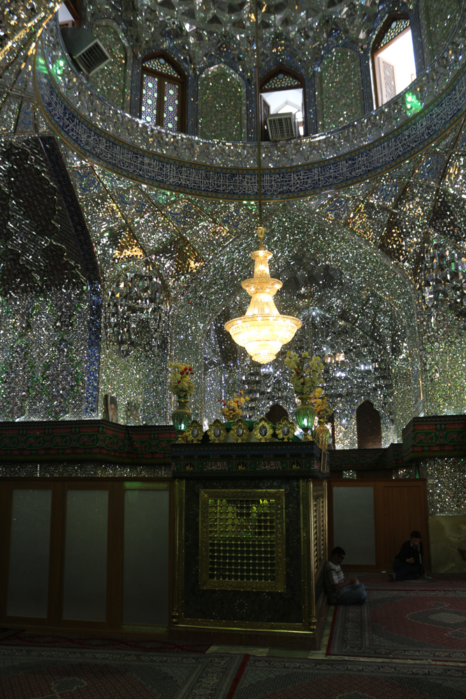 Die Wände und die Decke des Shah Cheragh Mausoleums sind über und über mit kleinen Spiegeln bedeckt