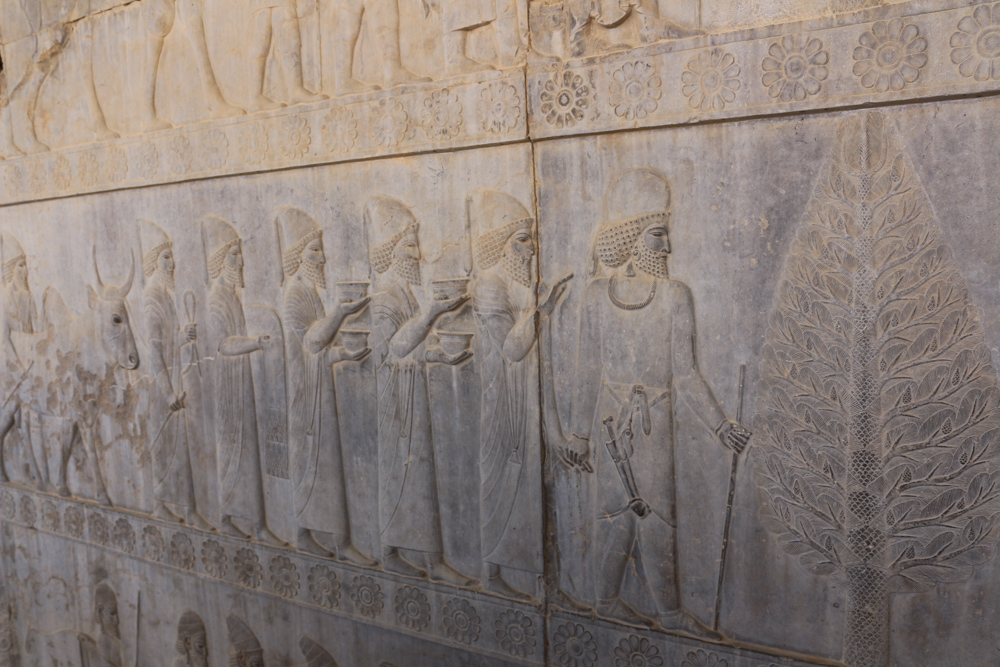 Reliefdetail an der östlichen Treppe zum großen Apadana Palast: Babylonische Delegation mit Schalen, Gewändern und einem Buckelrind.