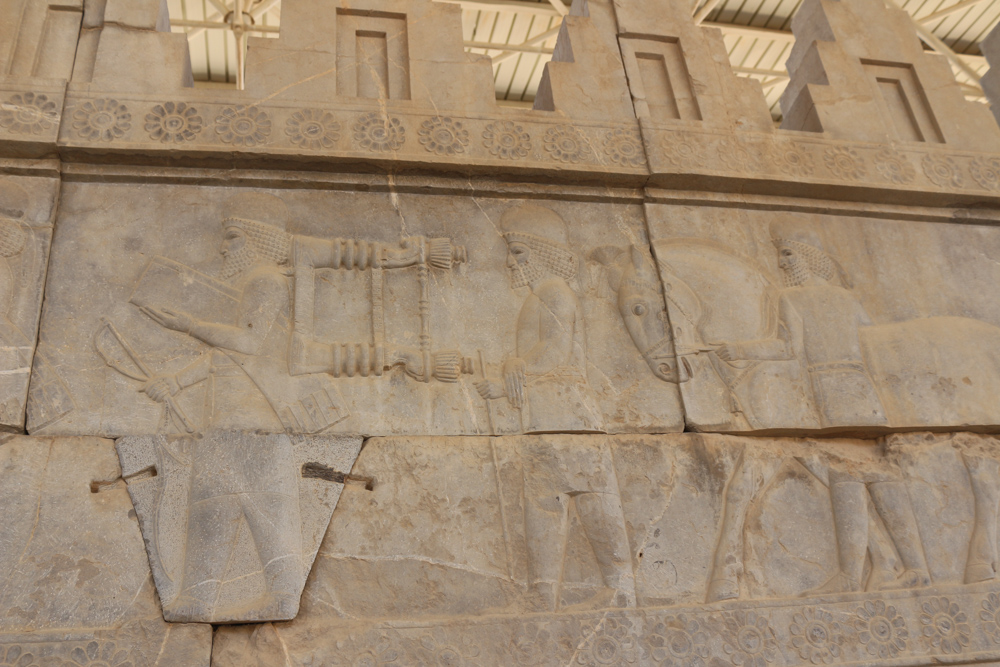 Relief an der östlichen Treppe zum großen Apadana Palast mit Abbildungen von Boten in traditioneller Bekleidung aus allen Teilen des persischen Imperiums, die dem König Geschenke aus ihrer Heimat überbringen.