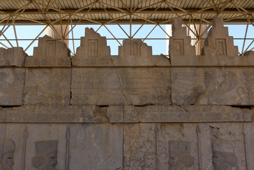 Reliefdetail an der östlichen Treppe zum großen Apadana Palast: Zoroastrisches Symbol.