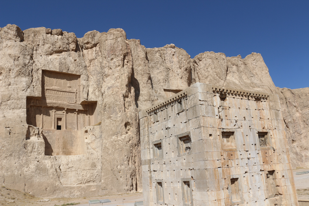 Naqsh-e Rustam: Ka'ba-ye Zartosht, "Cube of Zoroaster" against the backdrop of the tomb of Dareios II.