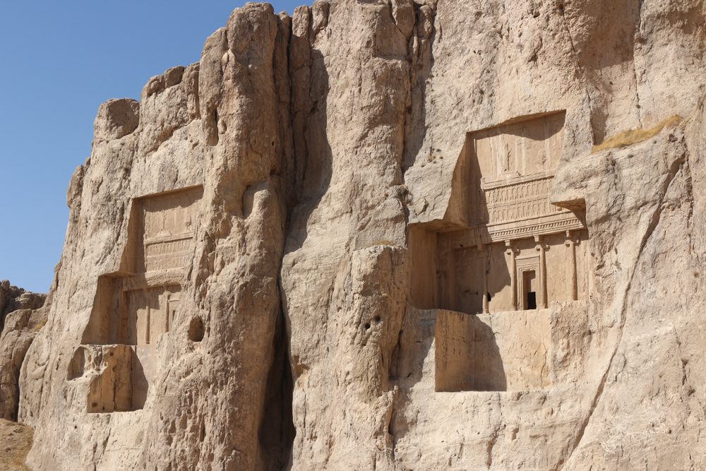 Naqsch-e Rostam: Felsengräber der Könige Dareios II. und Artaxerxes I. (von links nach rechts)