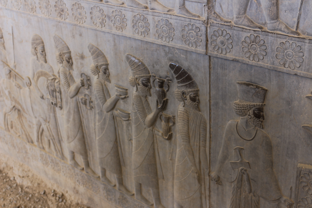 Reliefdetail an der östlichen Treppe zum großen Apadana Palast: Armenische Delegation mit Wein und einem Pferd.