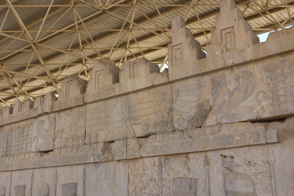 Reliefdetail an der östlichen Treppe zum großen Apadana Palast: Zoroastrisches Symbol.