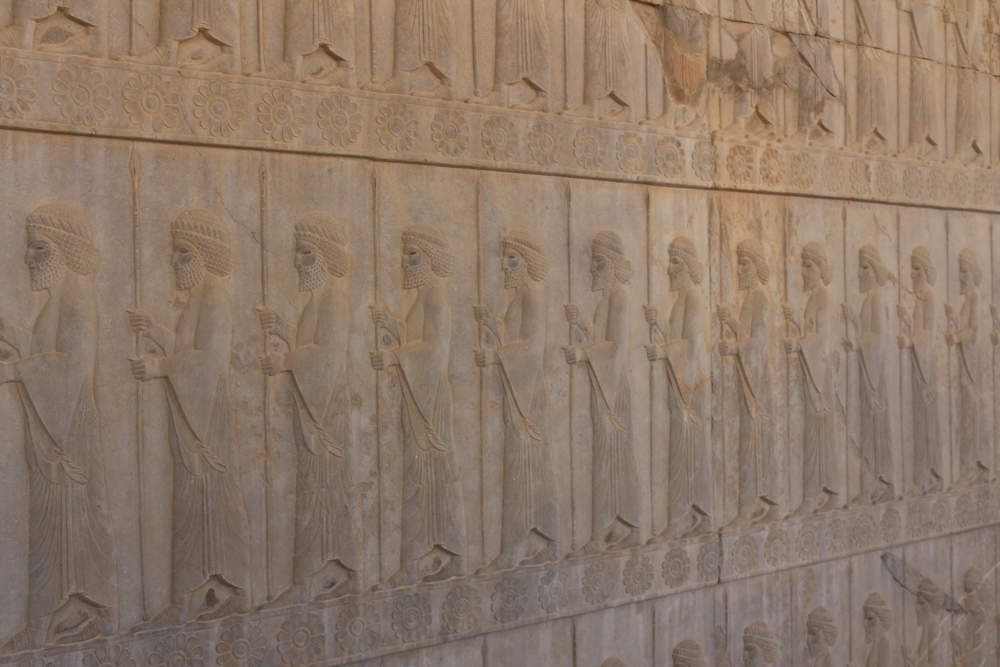 Reliefdetail an der östlichen Treppe zum großen Apadana Palast: Persische Soldaten.