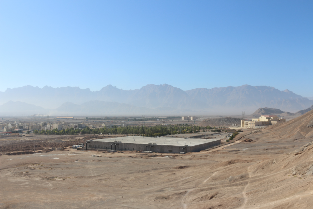 Ein neues Wasserreservoir für Yazd, das direkt neben einem der Türme des Schweigens erbaut wurde.
