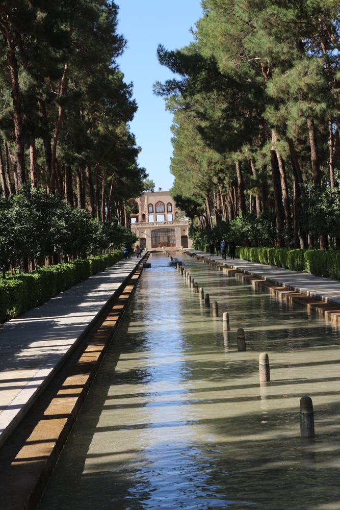 Dowlat Abad Garden: Water between the Badgir (wind tower) and the main palace.