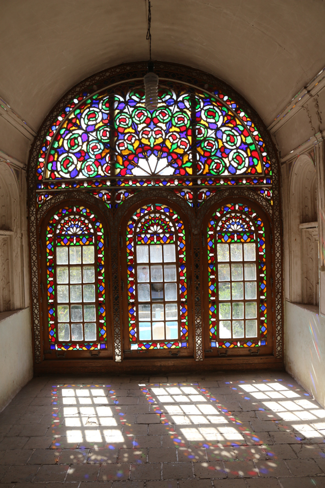 Yazd Water Museum: Colorful window.