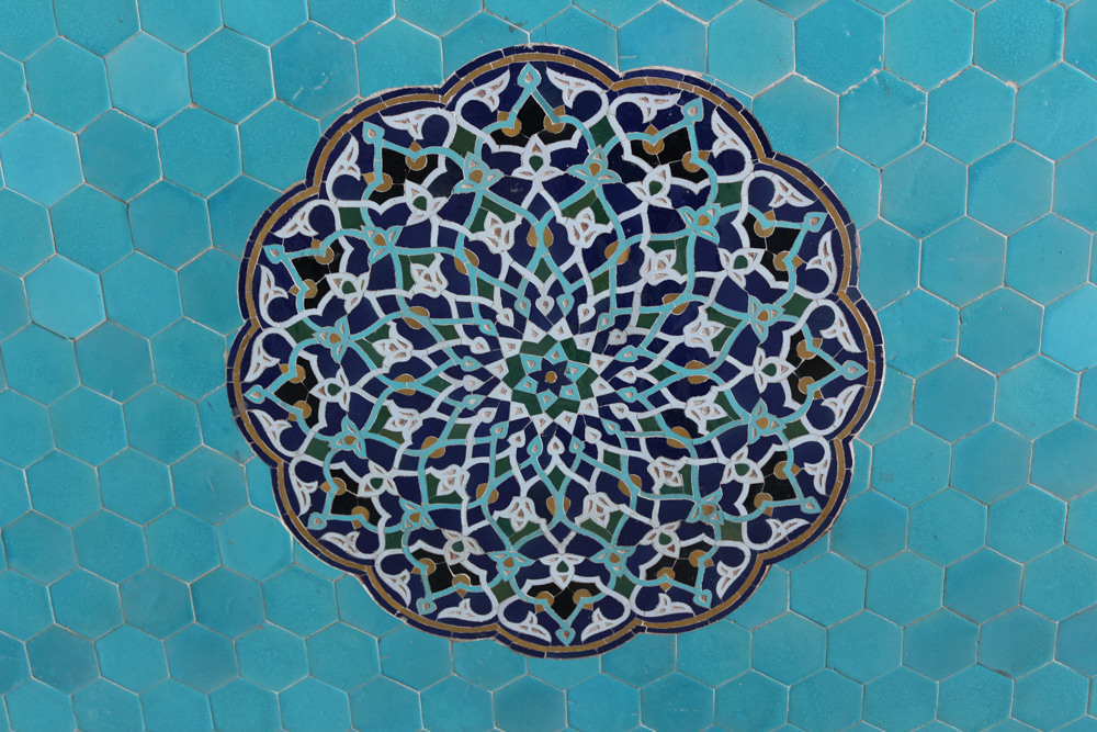 Freitagsmoschee von Yazd: Mosaik im Innenbereich der Moschee.