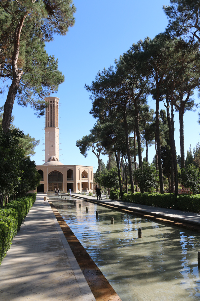 Dowlat Abad Garten: Wasser zwischen dem dem Badgir (Windturm) und dem Hauptpalast.