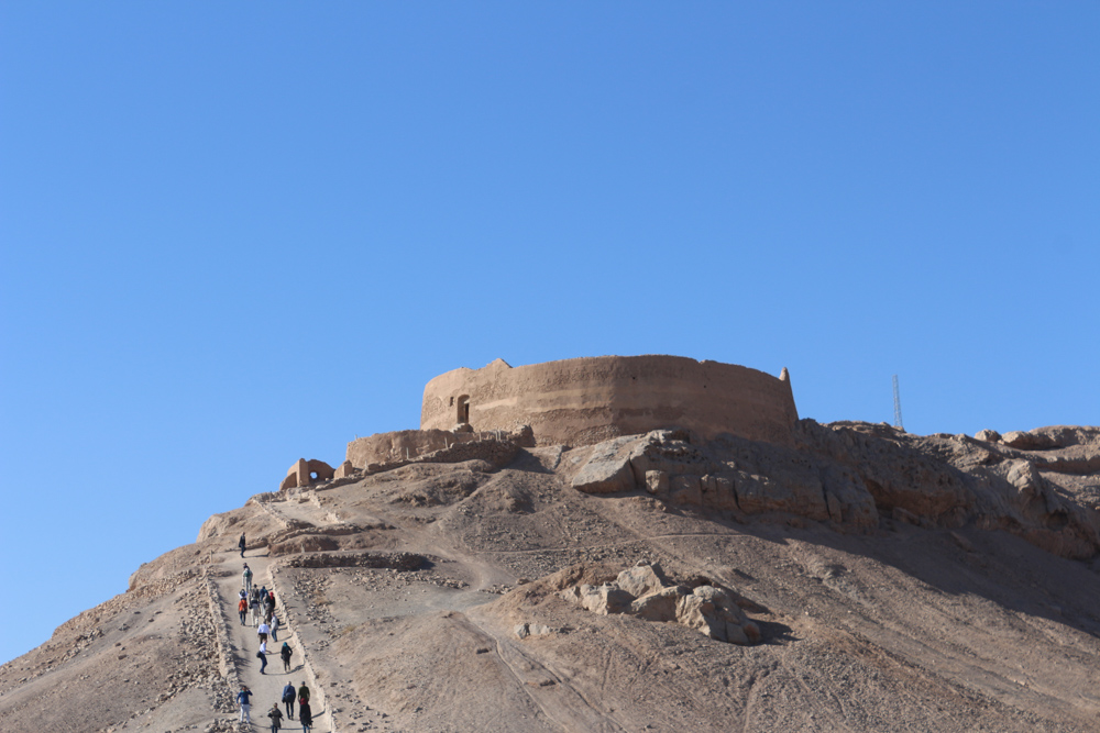 Pfad hinauf zu einem der Türme des Schweigens von Yazd