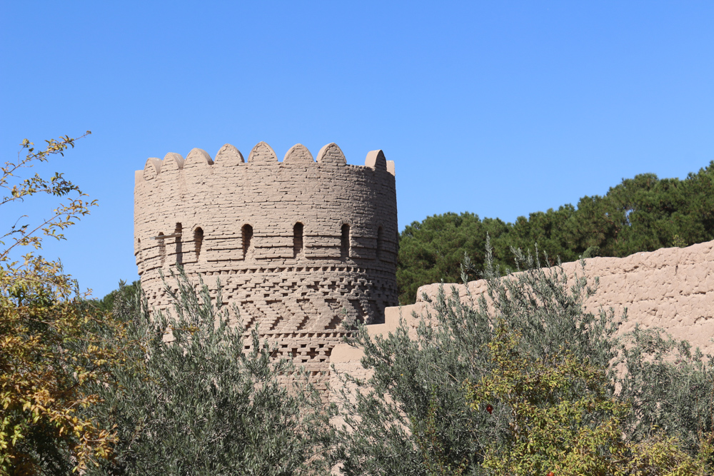 Dowlat Abad Garten: Wachturm aus Lehmziegeln.