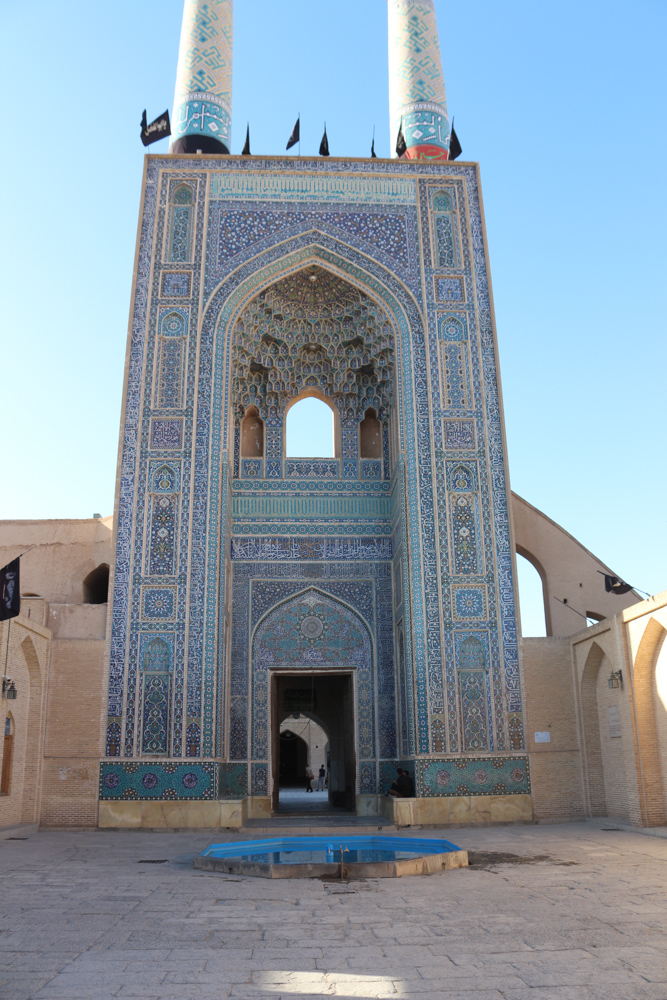 Jame Mosque of Yazd: Great iwan with the entrance to the mosque.
