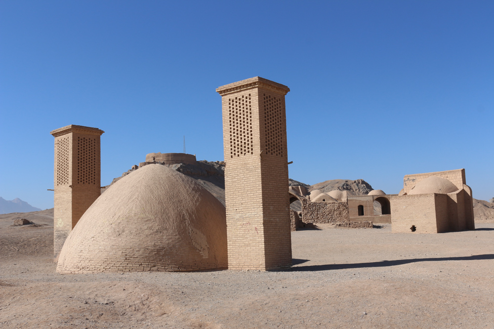 Wasserreservoir unterhalb einem der Türme des Schweigens von Yazd