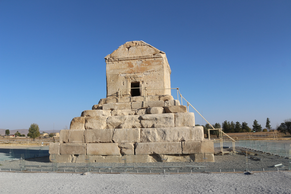 Das Grabmal des Kyros II. in Pasargade, in der Nähe des heutigen Shiraz im Iran
