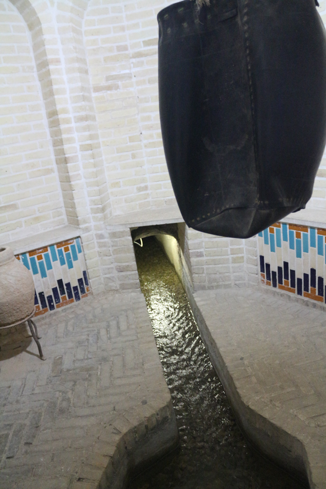 Alte Qanat Wasserzuleitung unter einem traditionellen Hotel in der Altstadt von Yazd