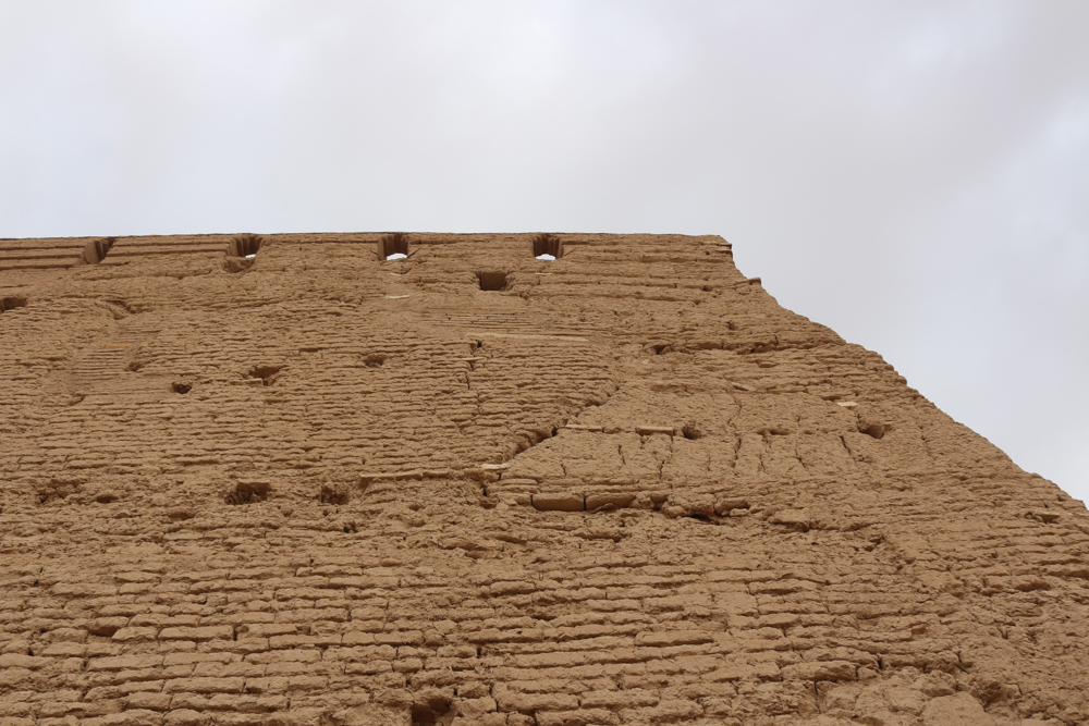 Lehmziegelwand der Zitadelle von Meybod