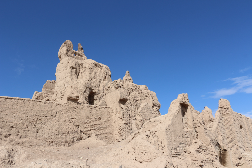 Die sehr verfallene Zitadelle Narenj Ghaleh sieht beinahe aus wie ein Termitenhügel aus Lehmziegeln
