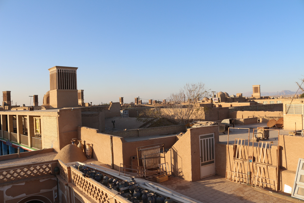 Panorama der Altstadt von Yazd mit ihren sandfarbenen Gebäuden aus Lehmziegeln sowie unzähligen Windtürmen
