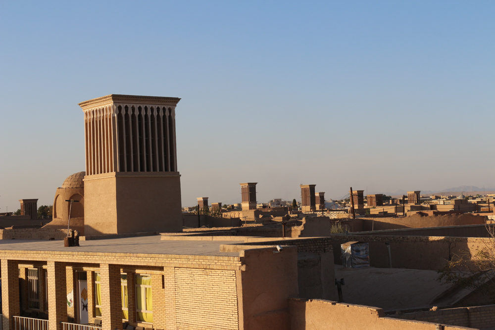 Panorama der Altstadt von Yazd mit ihren sandfarbenen Gebäuden aus Lehmziegeln sowie unzähligen Windtürmen