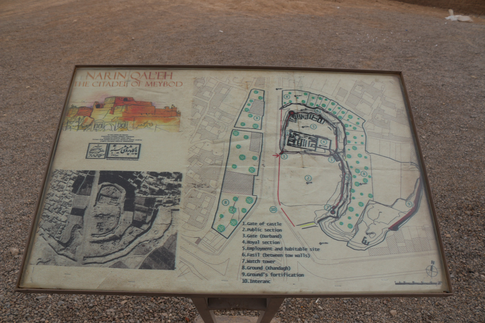 Eine alte Informationstafel mit einer Karte der Zitadelle von Meybod