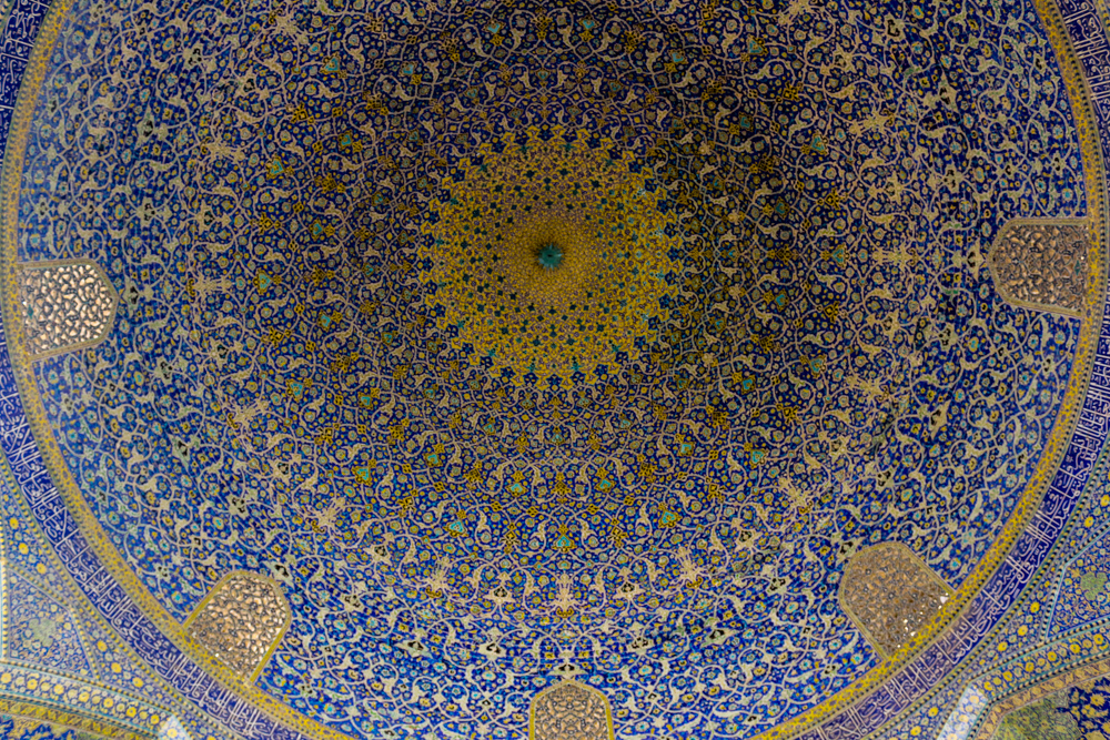 Bunte Ornamente auf unzähligen Kacheln in der Kuppel der Königsmoschee von Isfahan