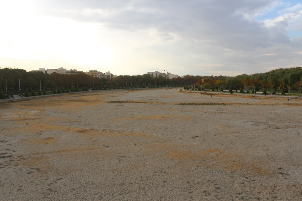 The name of the river Zayandeh means "life giver". Unfortunately it is dry most of the time.