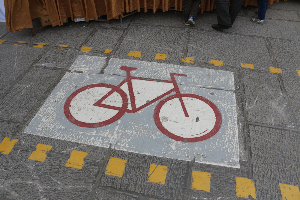 Bicycle track next to the Khaju Bridge