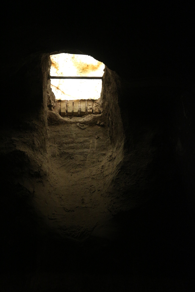 Unterirdische Etage der Freitagsmoschee (Masjed-e Jom´e) von Nain. Alabaster Steine in der Decke dienen als diffuse Lichtquellen für den Keller.